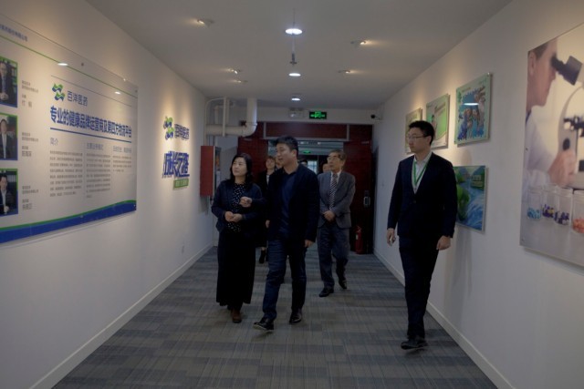 QUANIS技术开发者神山文男教授参观国产偷拍
-e1483090470624.jpg